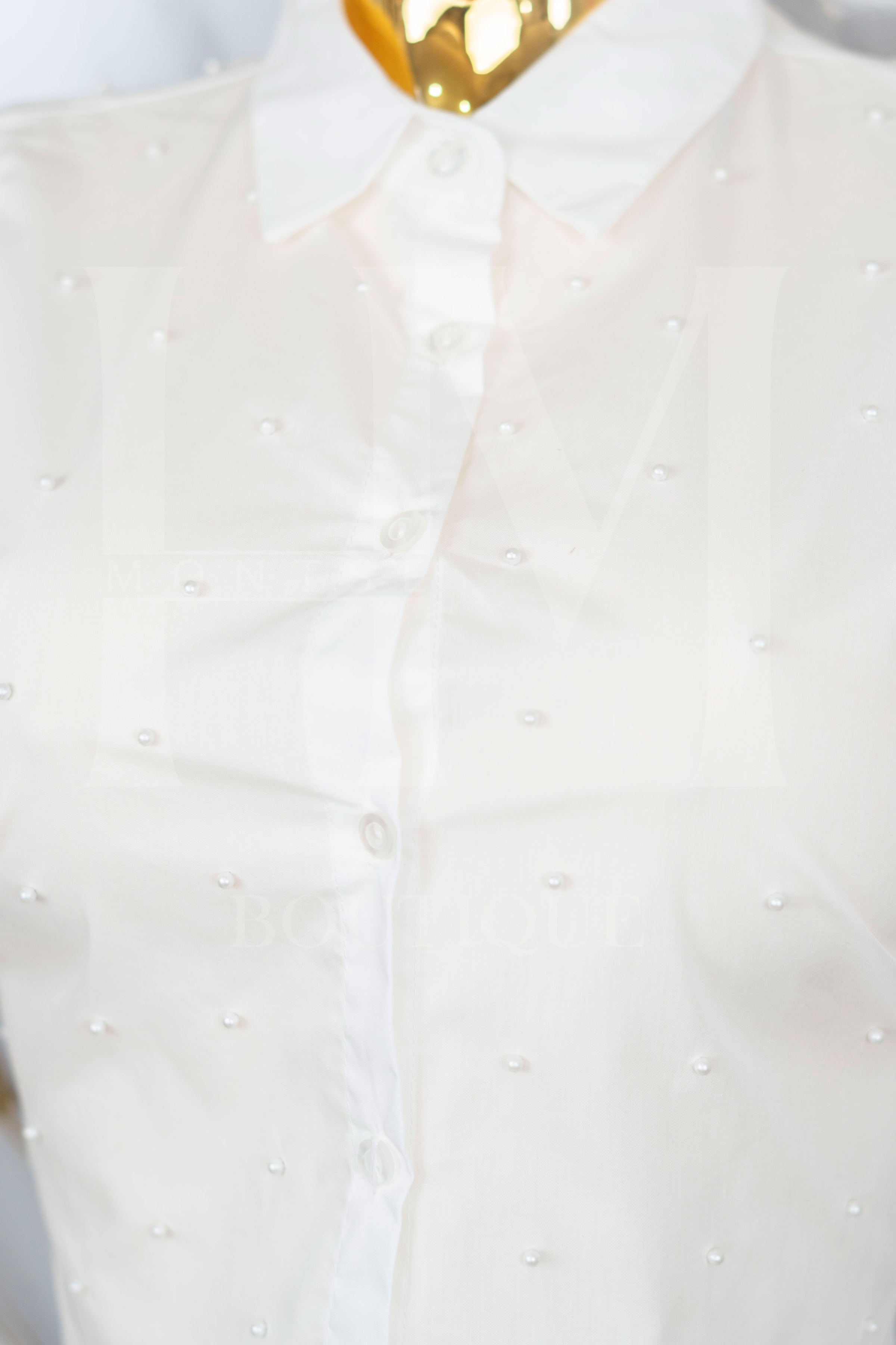 Camisa de manga corta con detalles en perlas