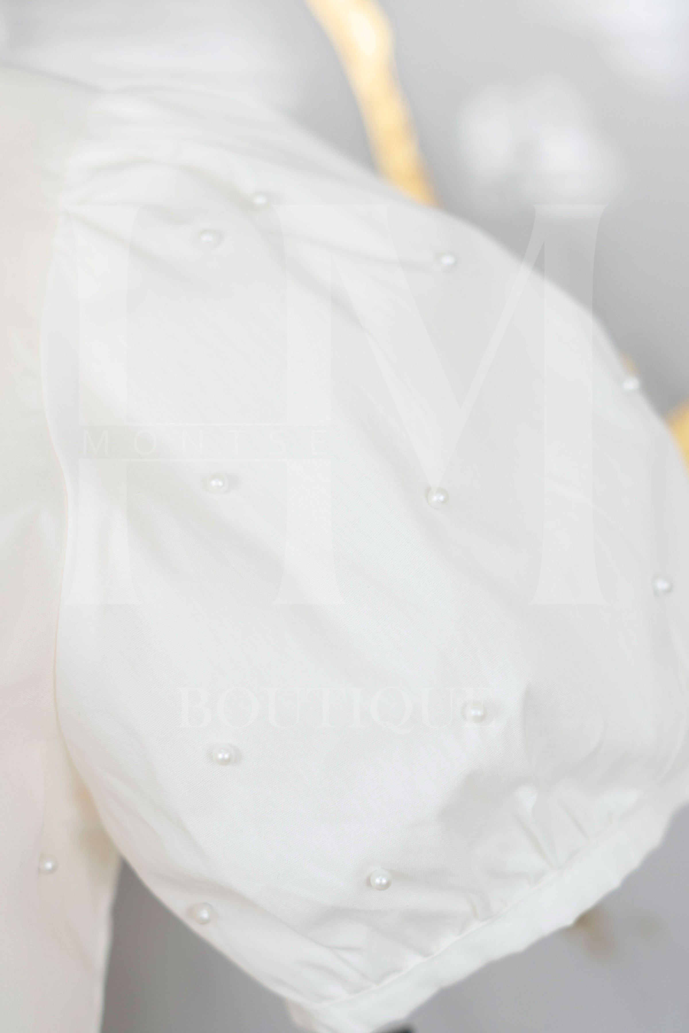 Camisa de manga corta con detalles en perlas