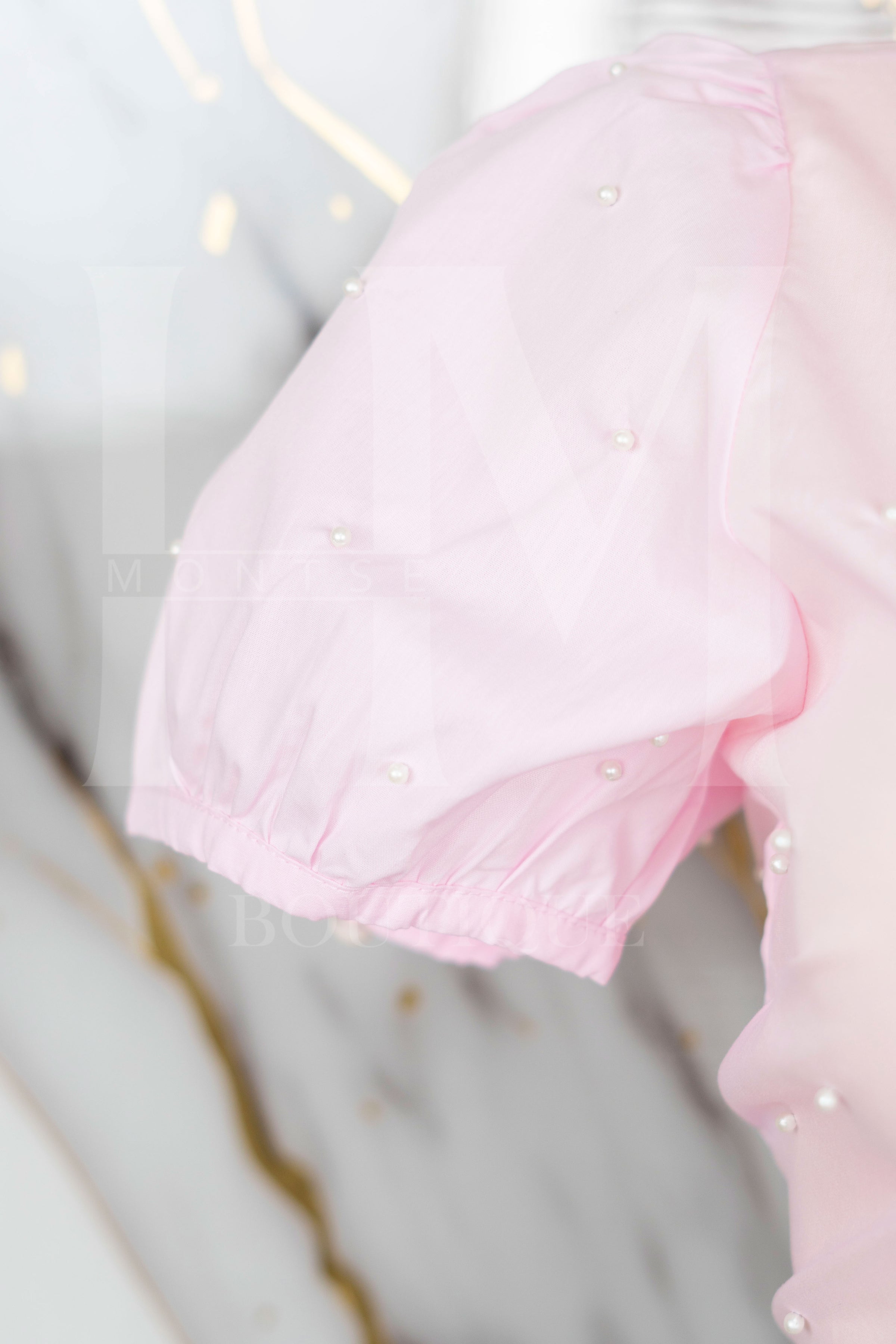 Camisa de manga corta con detalles en perlas
