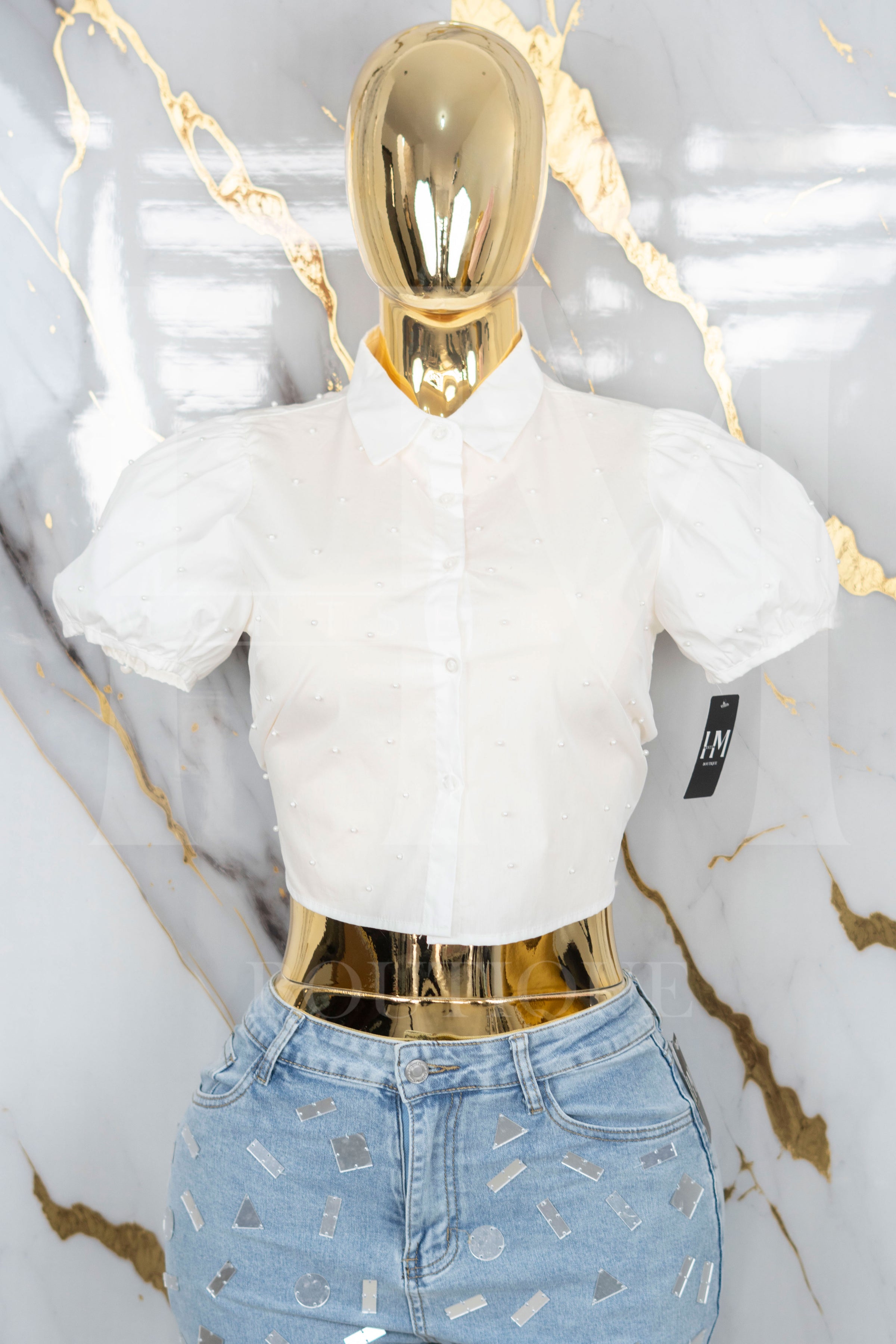 Camisa de manga corta con detalles en perlas