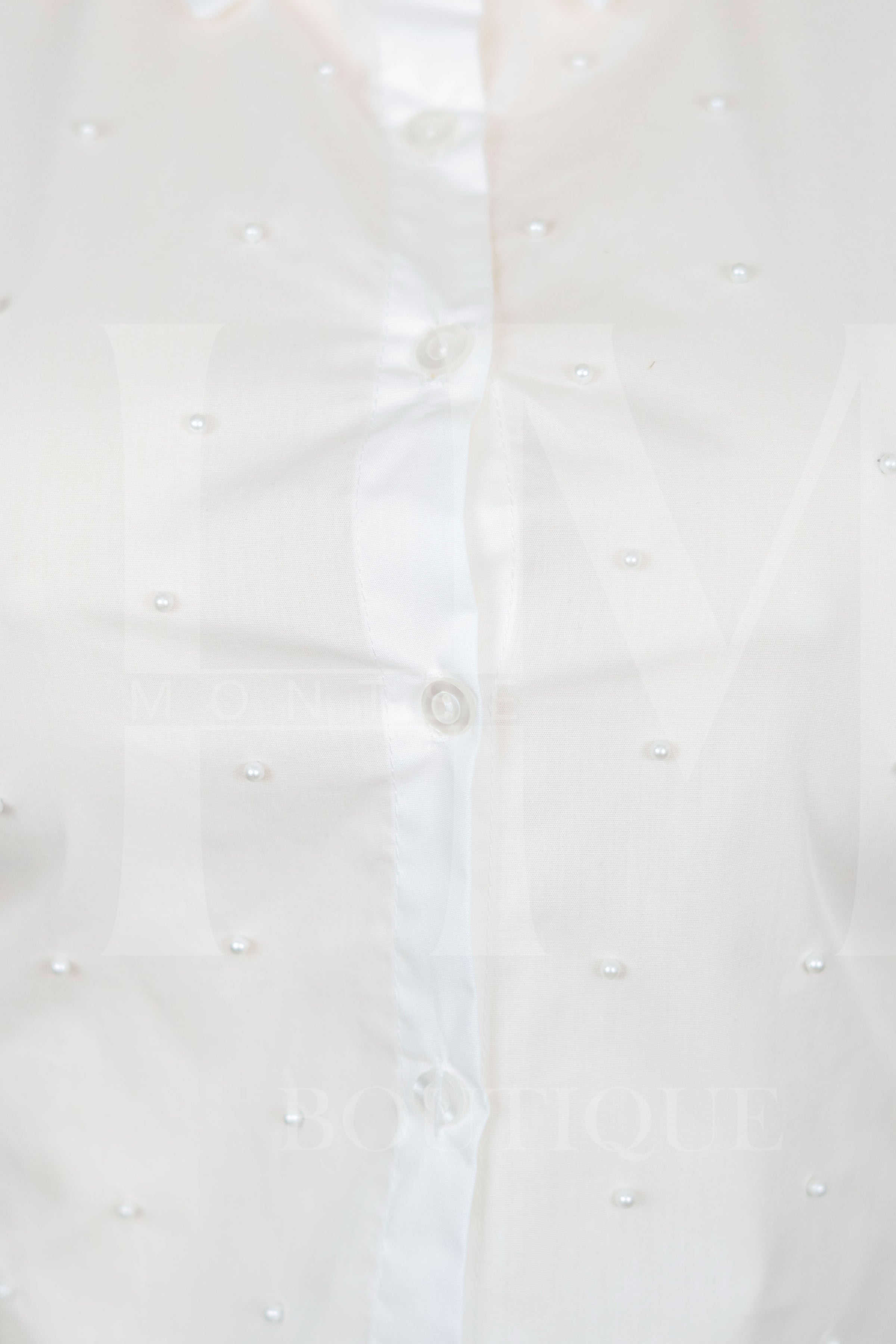 Camisa de manga corta con detalles en perlas