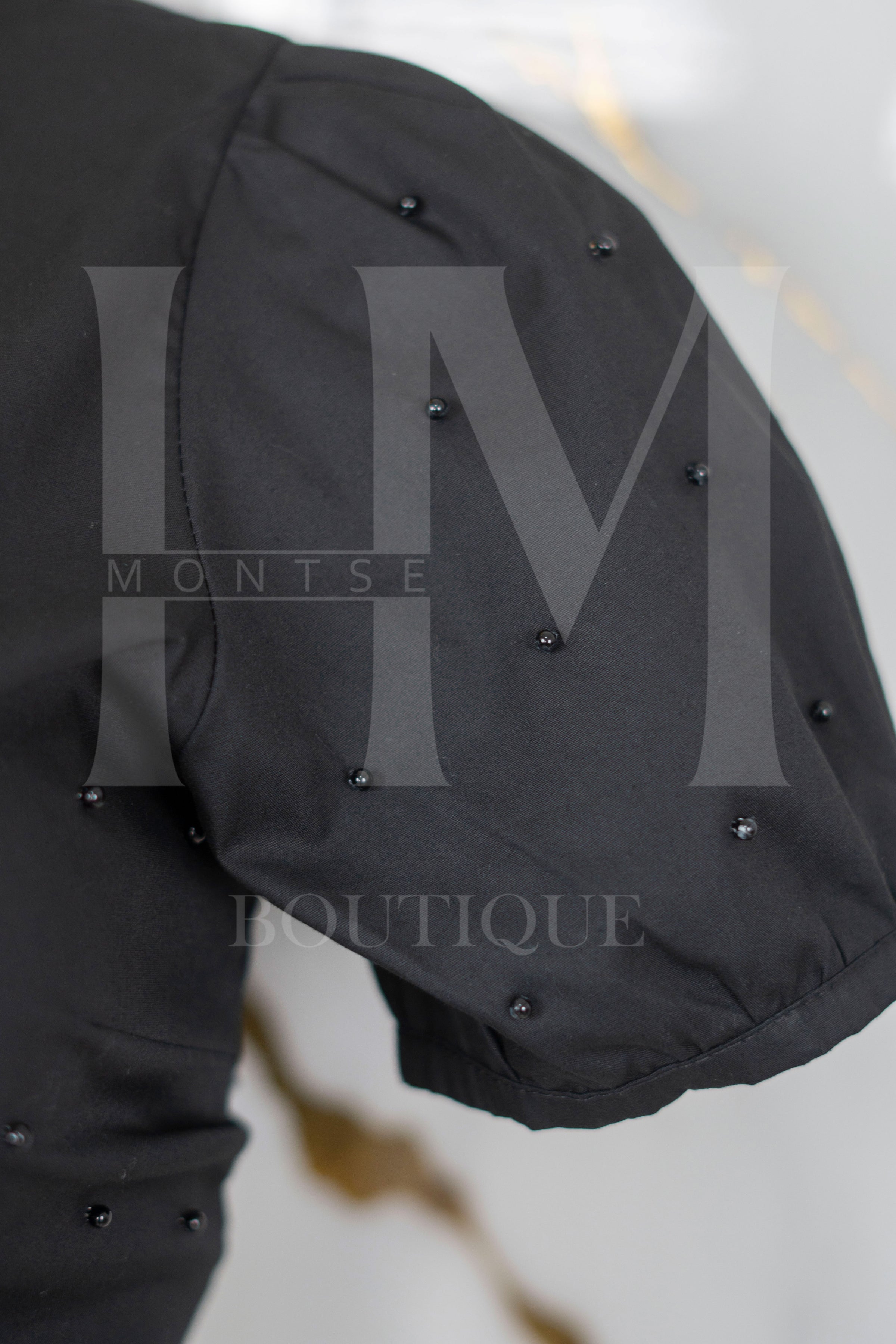 Camisa de manga corta con detalles en perlas