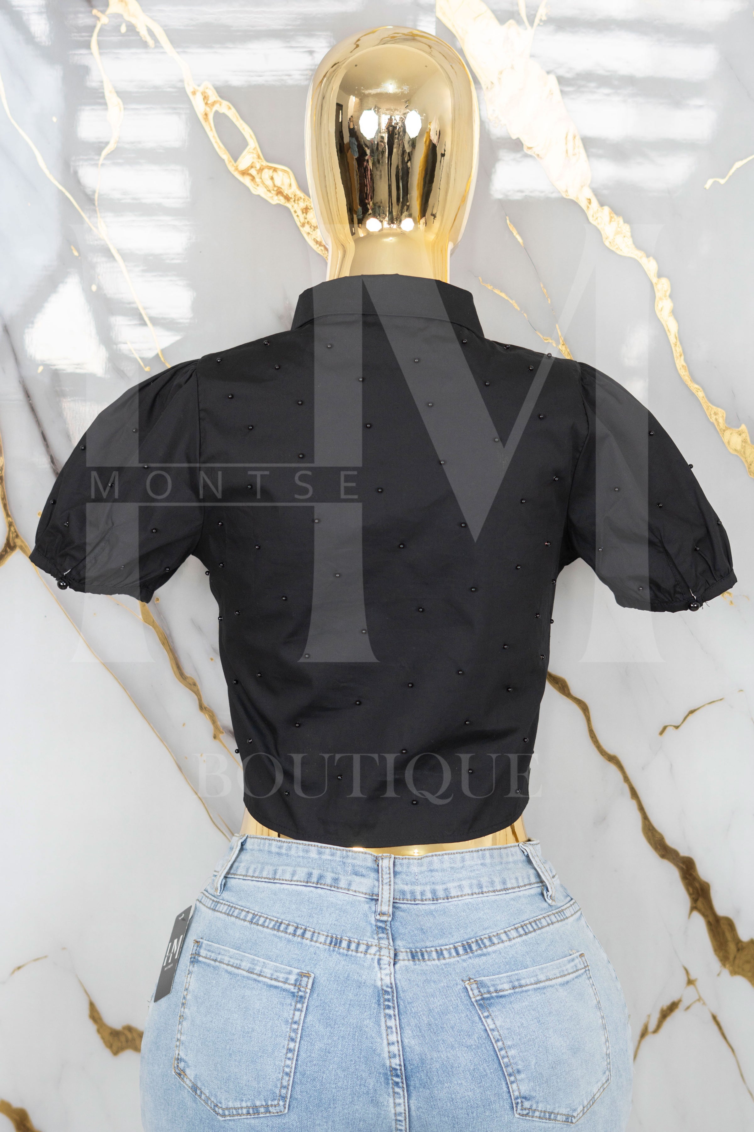 Camisa de manga corta con detalles en perlas