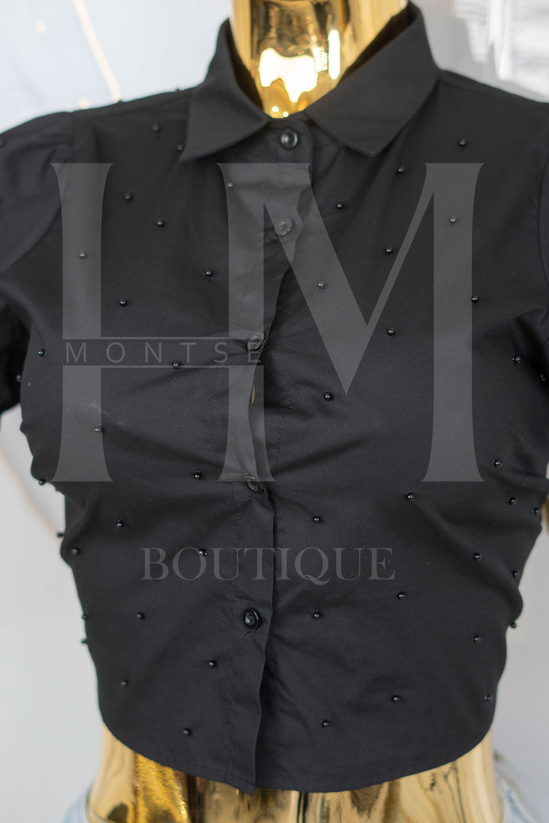 Camisa de manga corta con detalles en perlas