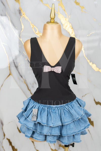Blusa con tirante ancho y moño de piedras