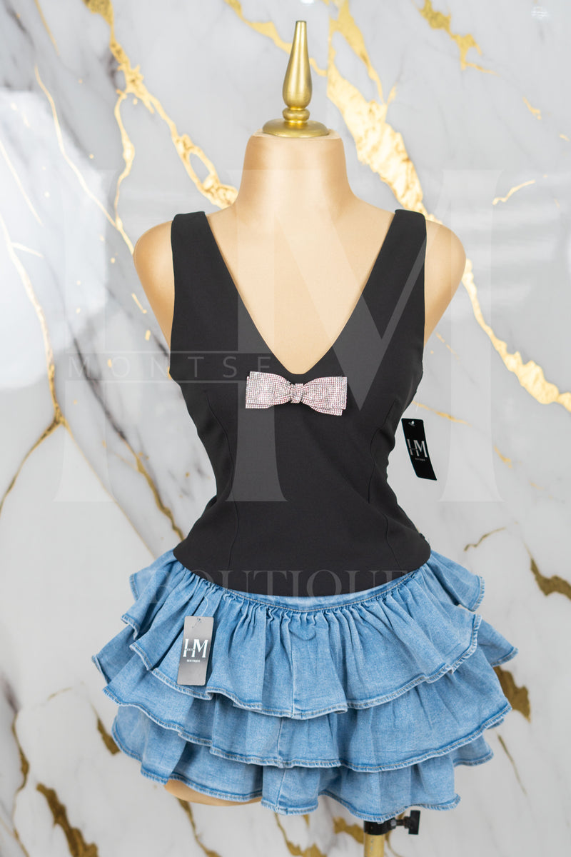 Blusa con tirante ancho y moño de piedras