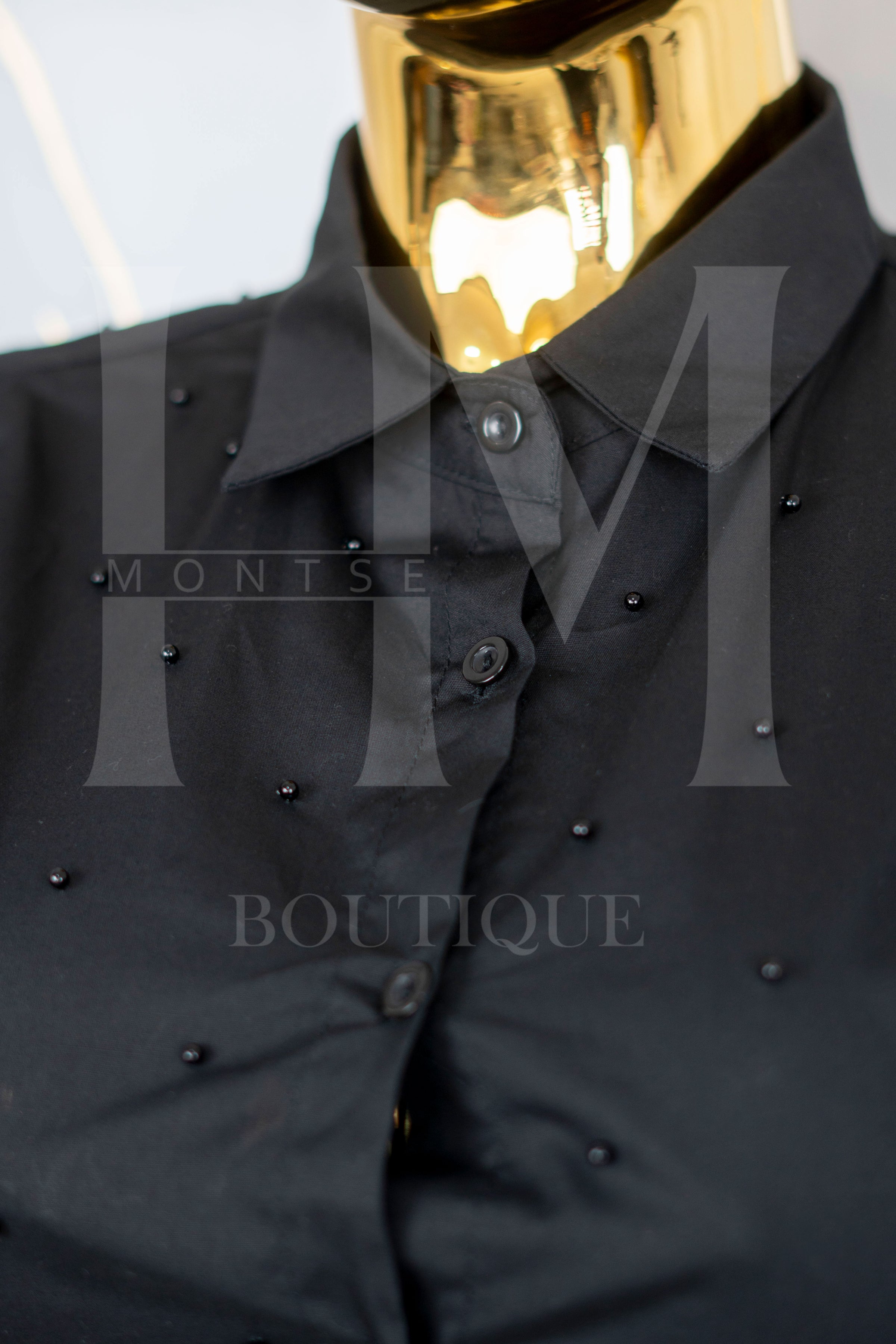 Camisa de manga corta con detalles en perlas