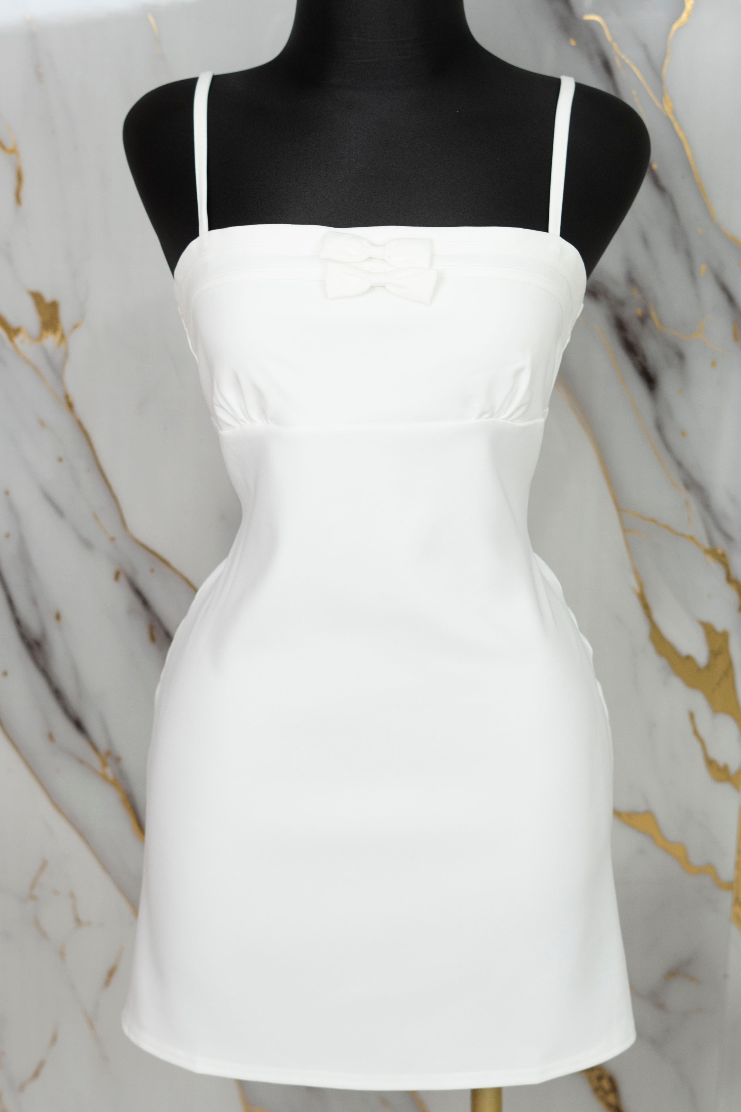 Vestido corto con detalle en moños