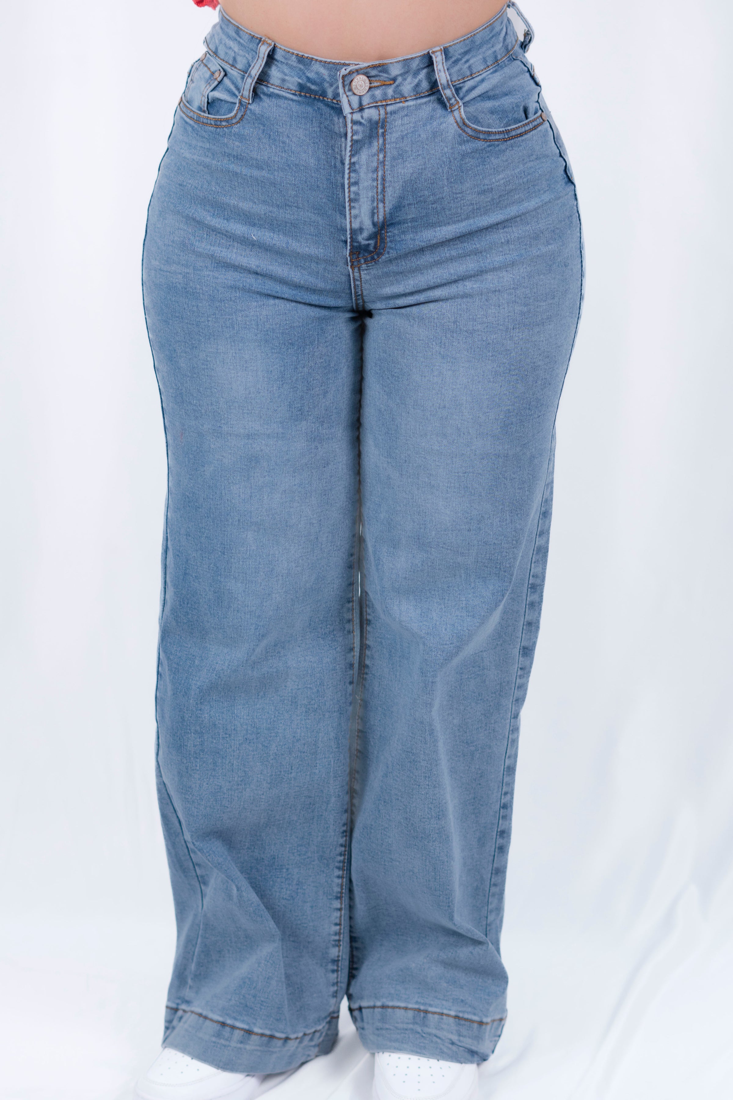 Pantalon de mezclilla hide leg con bastilla ancha