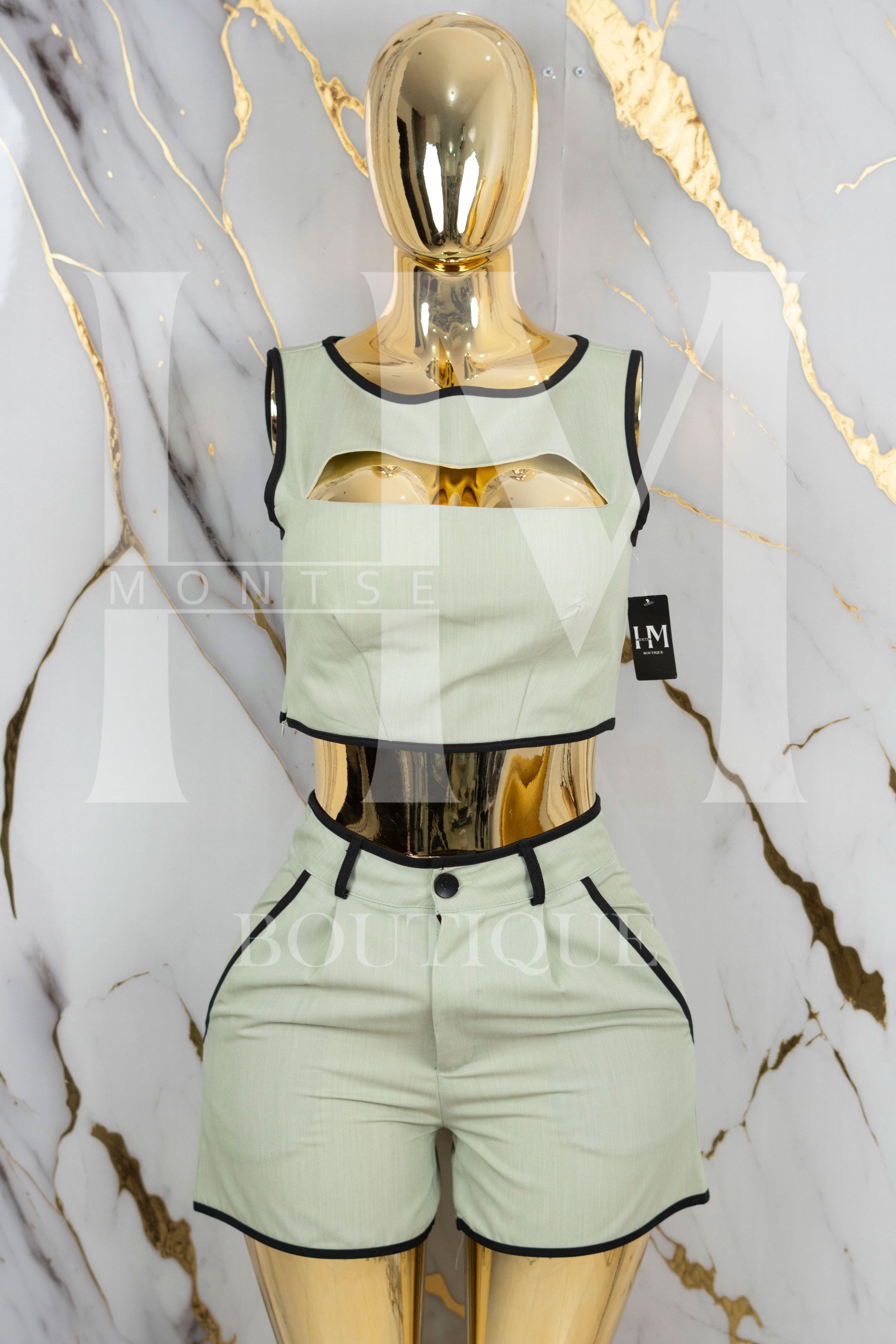 Conjunto casual con escote en pecho y copas