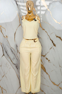 Conjunto con detalles en broches dorados