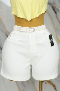 Short de vestir con cinto