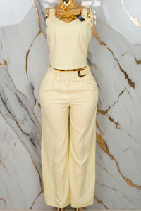 Conjunto con detalles en broches dorados