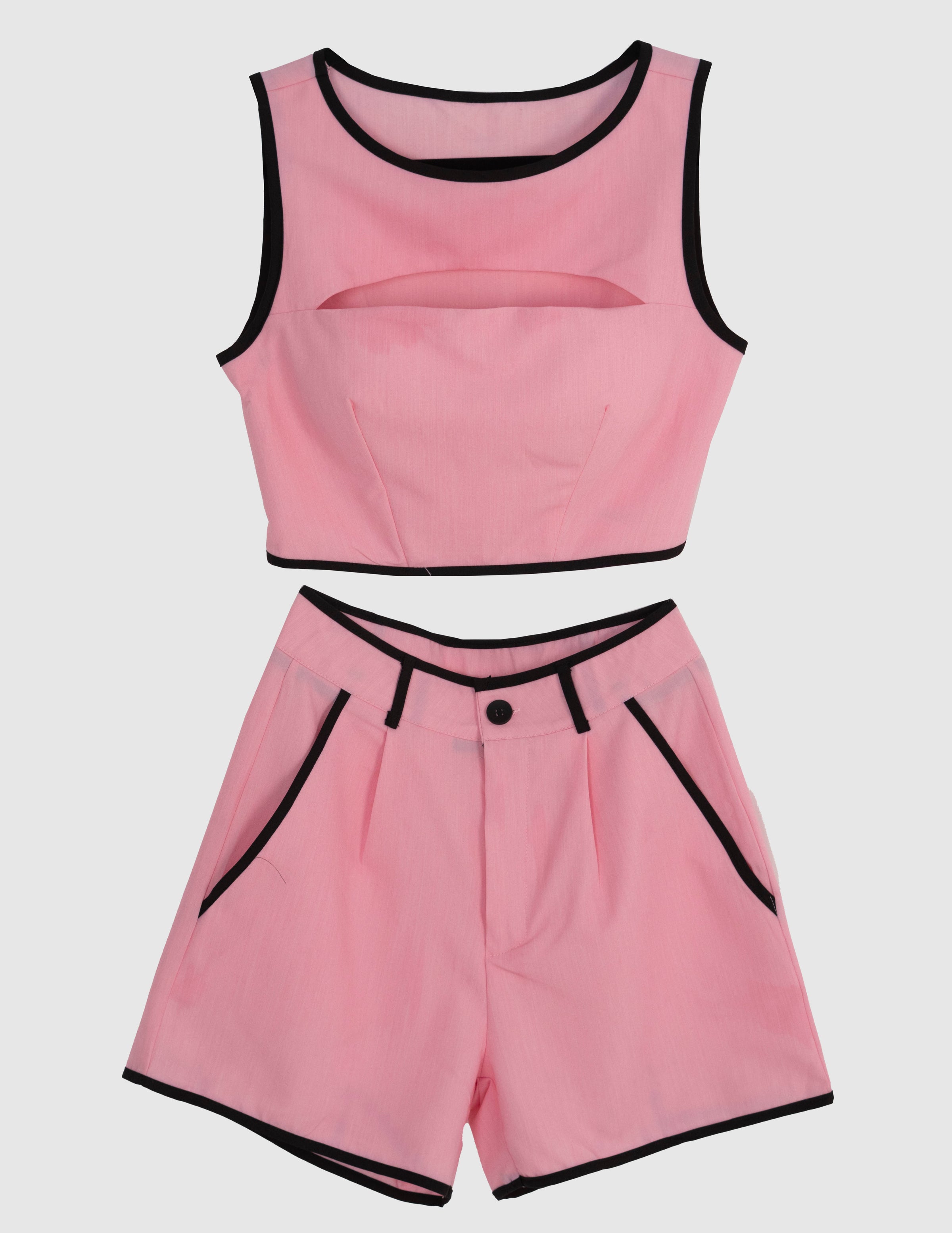 Conjunto casual con escote en pecho y copas