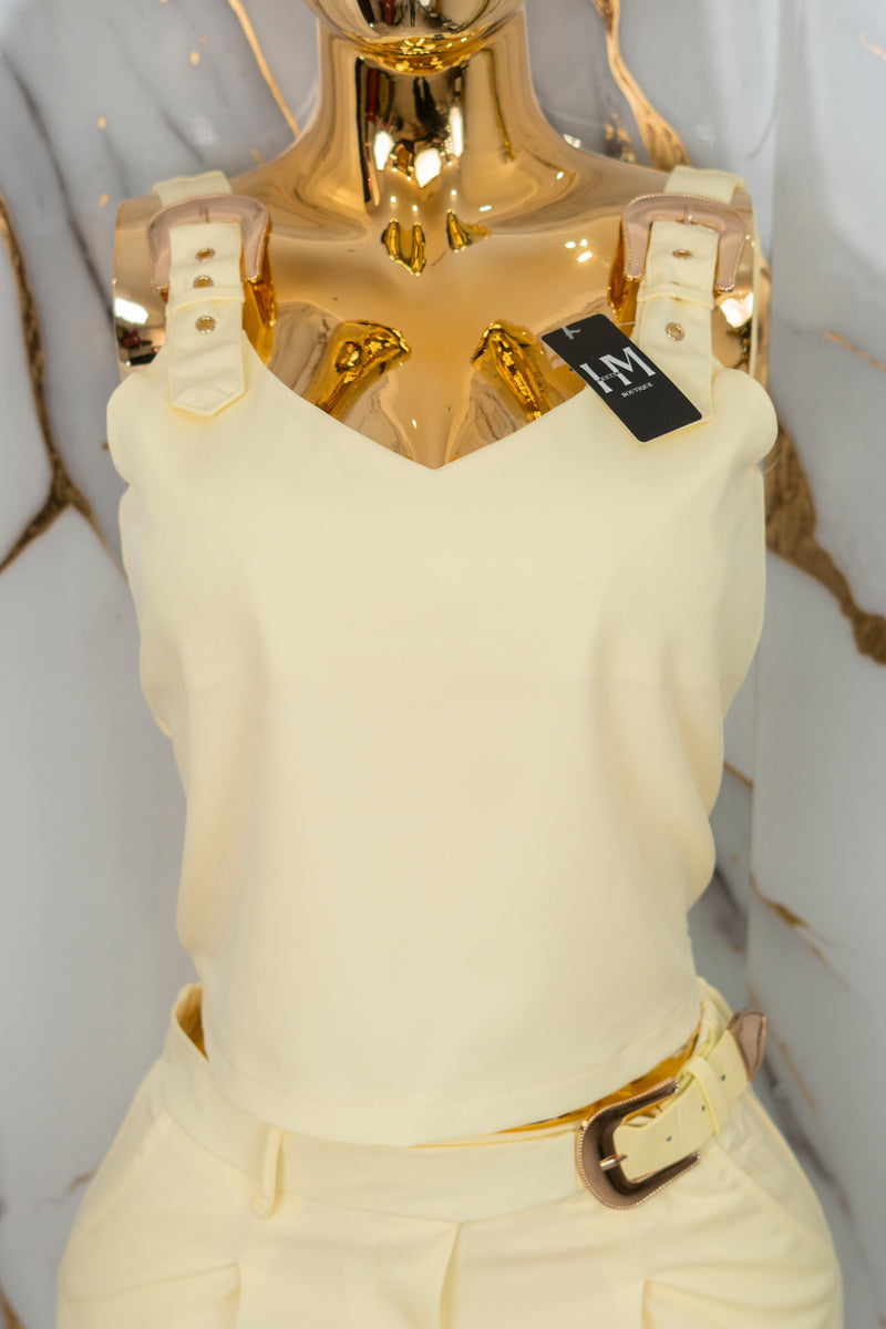 Conjunto con detalles en broches dorados