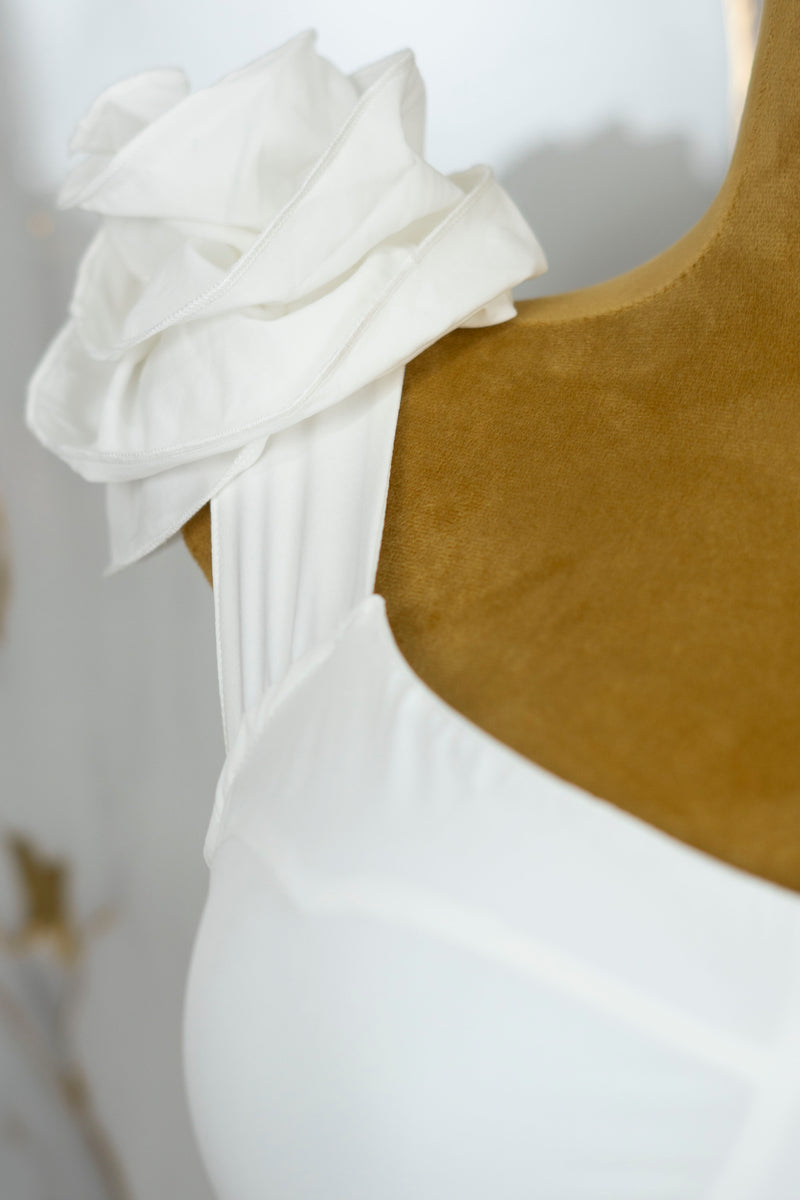 Corset con flor en hombro