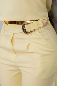 Conjunto con detalles en broches dorados