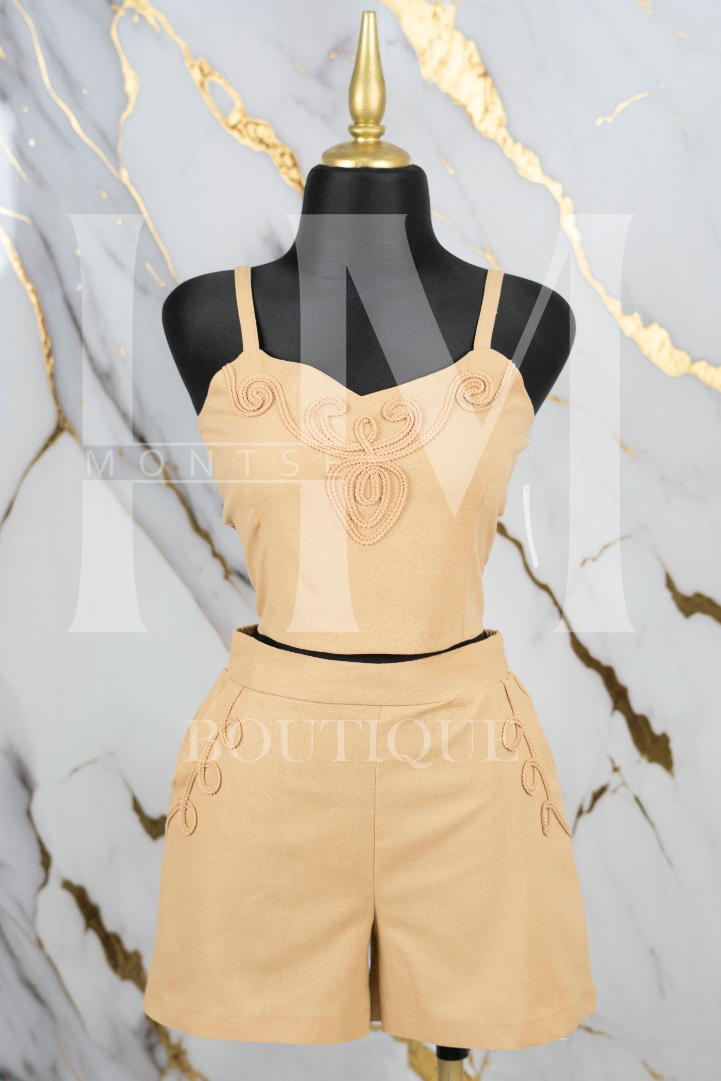 Conjunto con detalles bordados