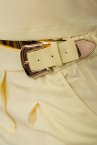 Conjunto con detalles en broches dorados