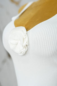 Blusa con detalle en flor