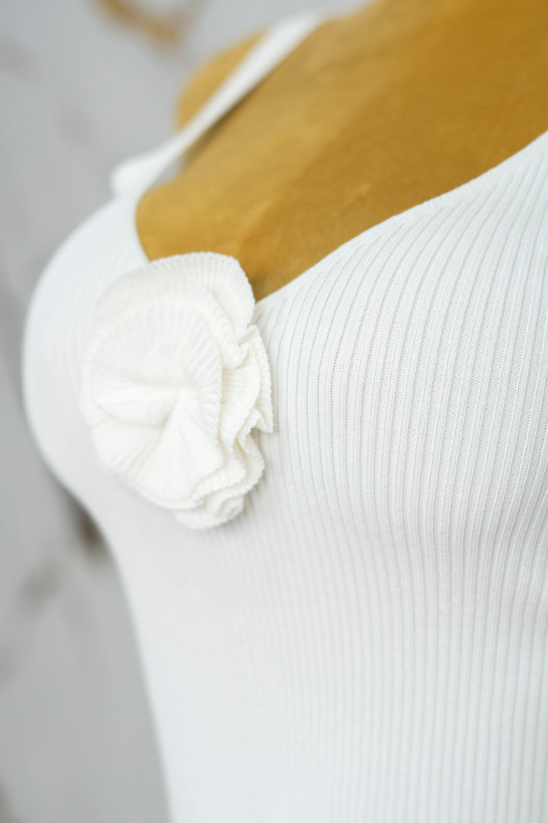 Blusa con detalle en flor