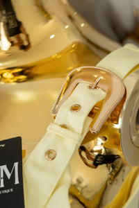 Conjunto con detalles en broches dorados