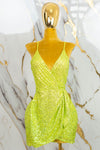 Vestido de lentejuelas con escote en pecho