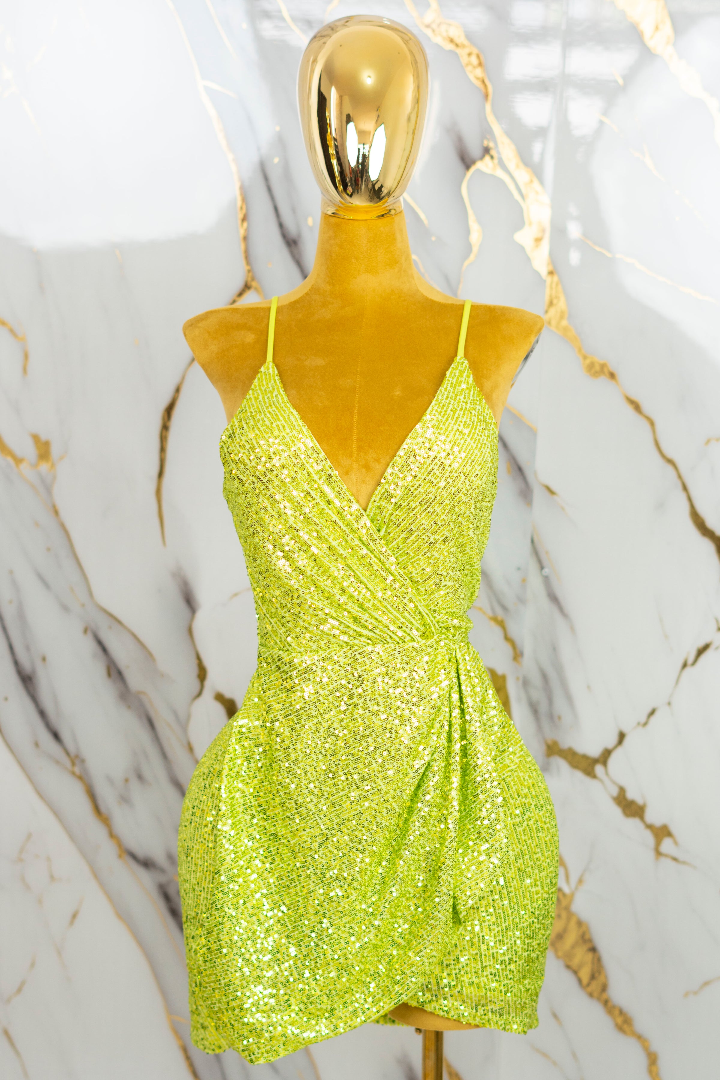 Vestido de lentejuelas con escote en pecho