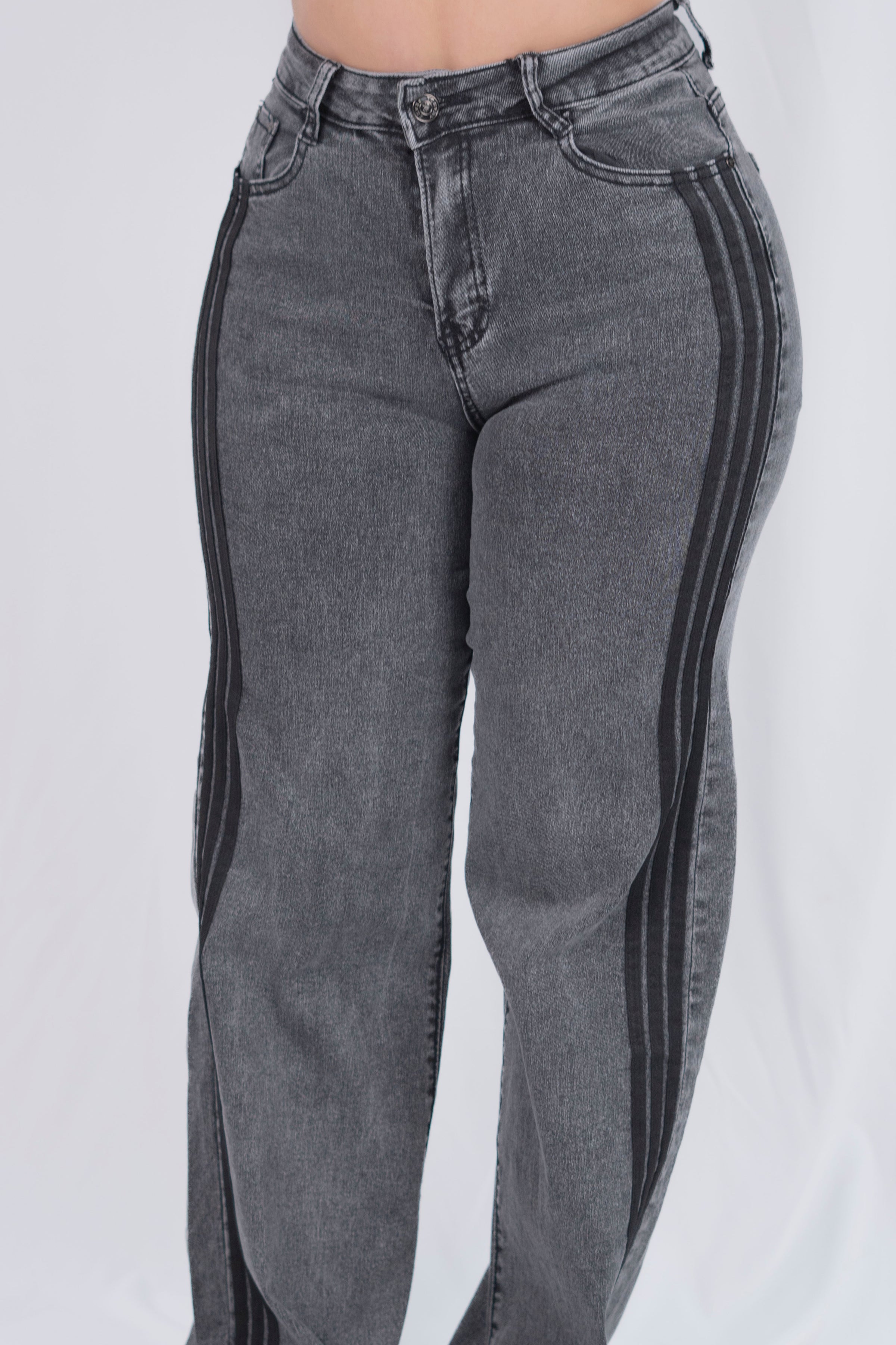Pantalon con rayas a los lados