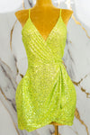 Vestido de lentejuelas con escote en pecho