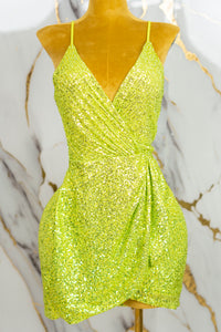 Vestido de lentejuelas con escote en pecho