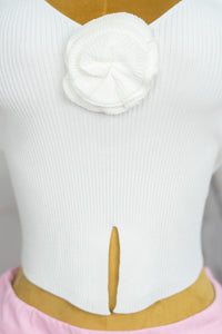 Blusa con detalle en flor