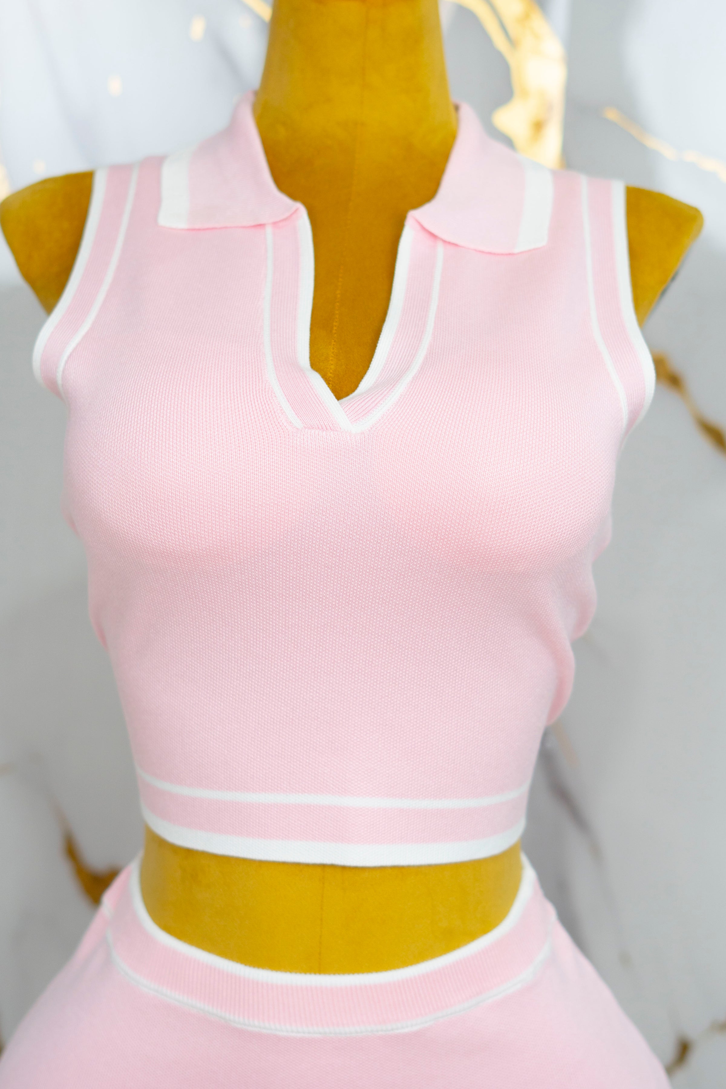 Conjunto casual de falda y blusa con cuello