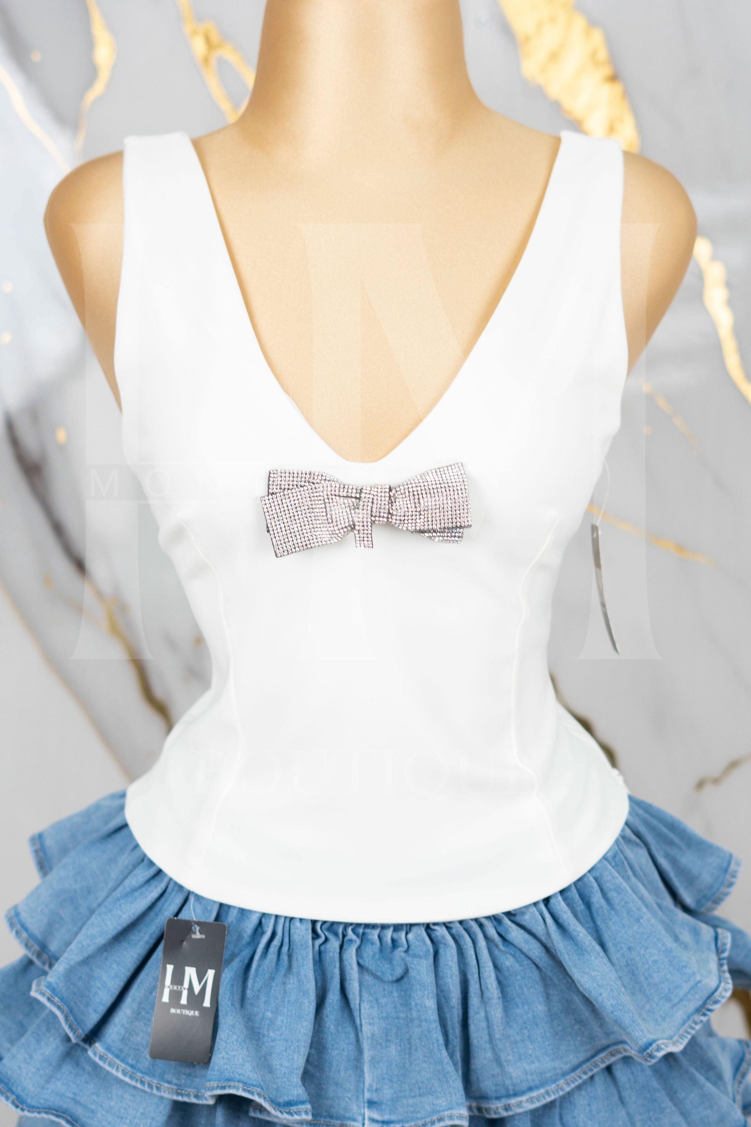 Blusa con tirante ancho y moño de piedras