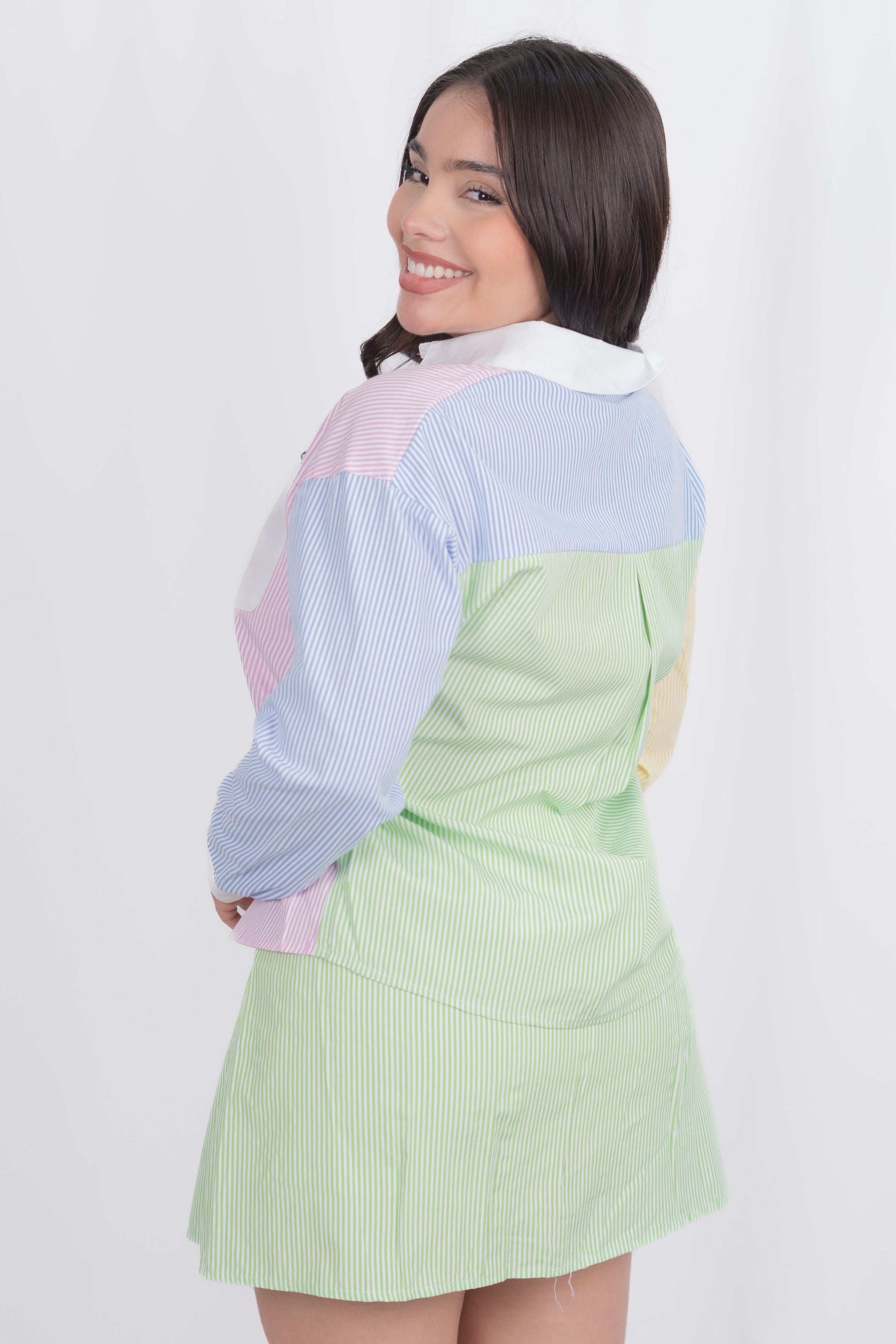 Conjunto de falda y camisa rayada multicolor