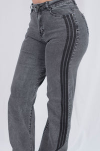 Pantalon con rayas a los lados