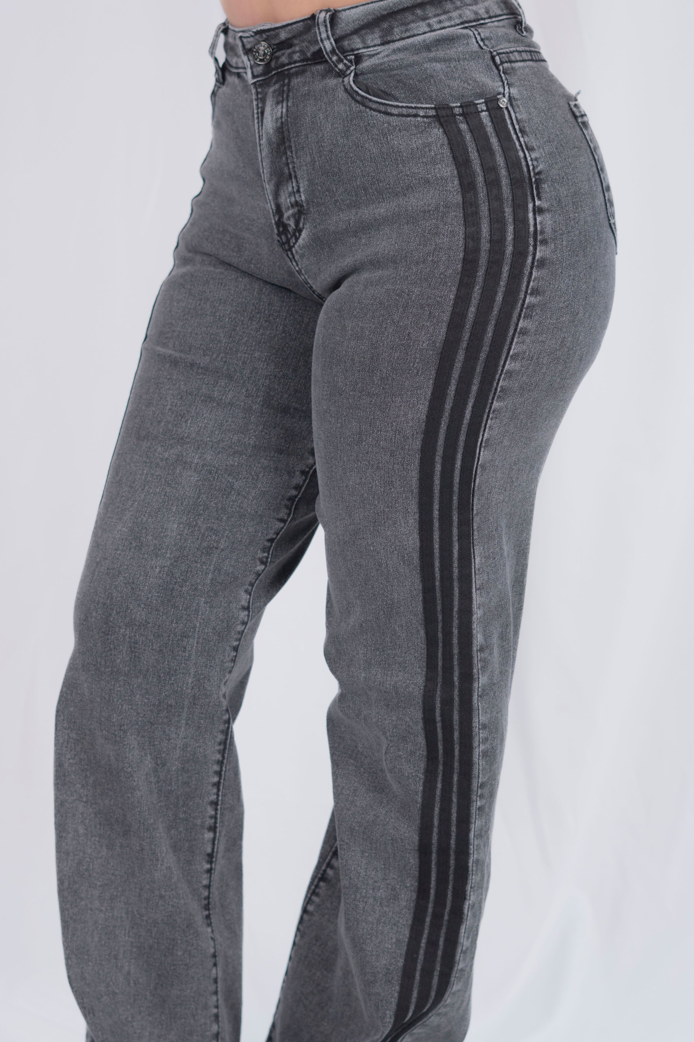 Pantalon con rayas a los lados