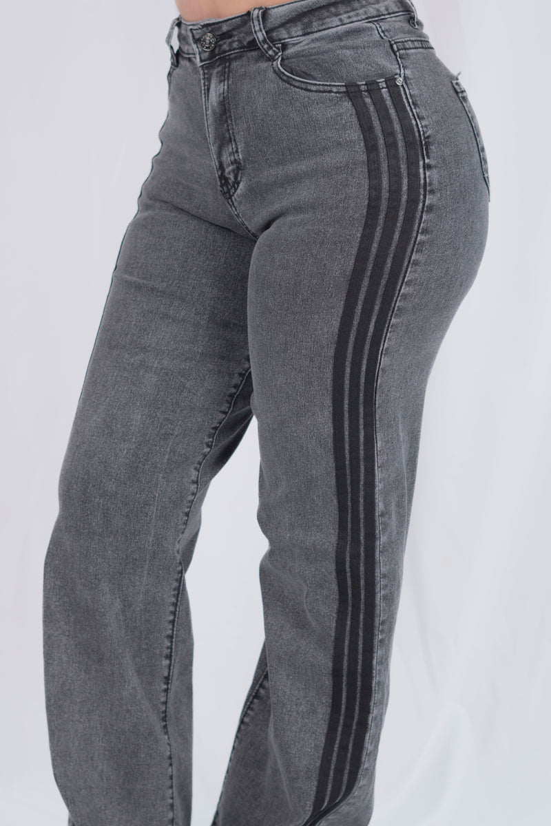 Pantalon con rayas a los lados
