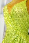 Vestido de lentejuelas con escote en pecho