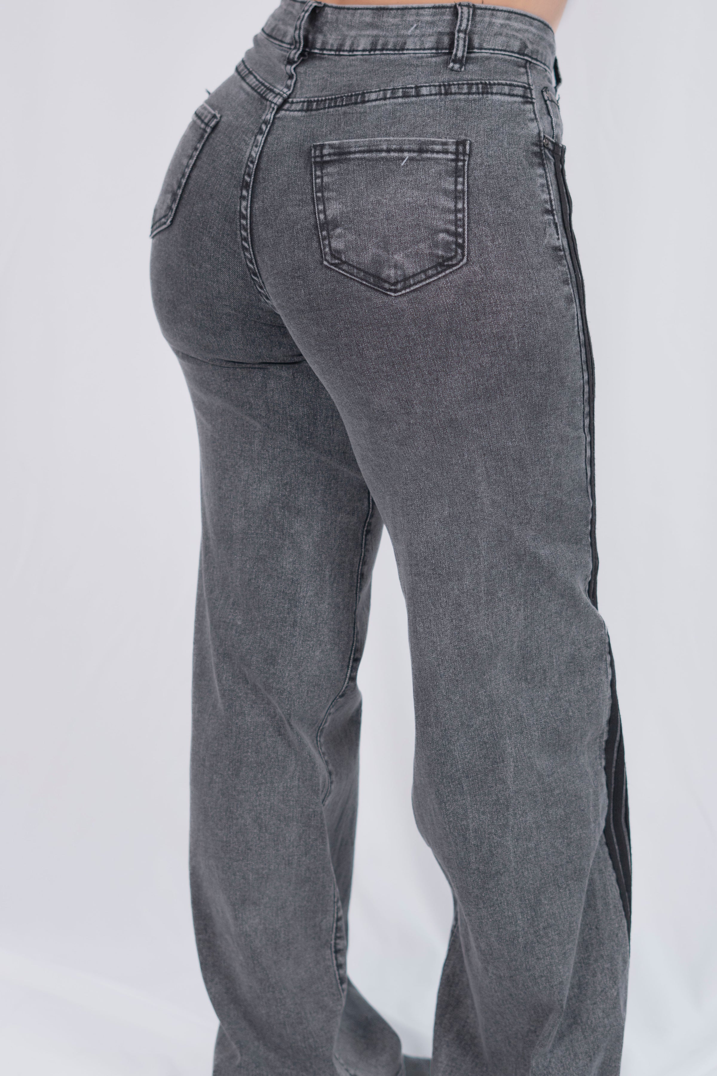 Pantalon con rayas a los lados