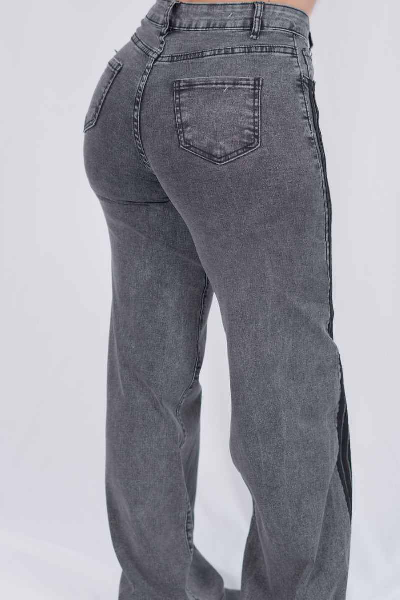 Pantalon con rayas a los lados