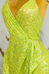 Vestido de lentejuelas con escote en pecho