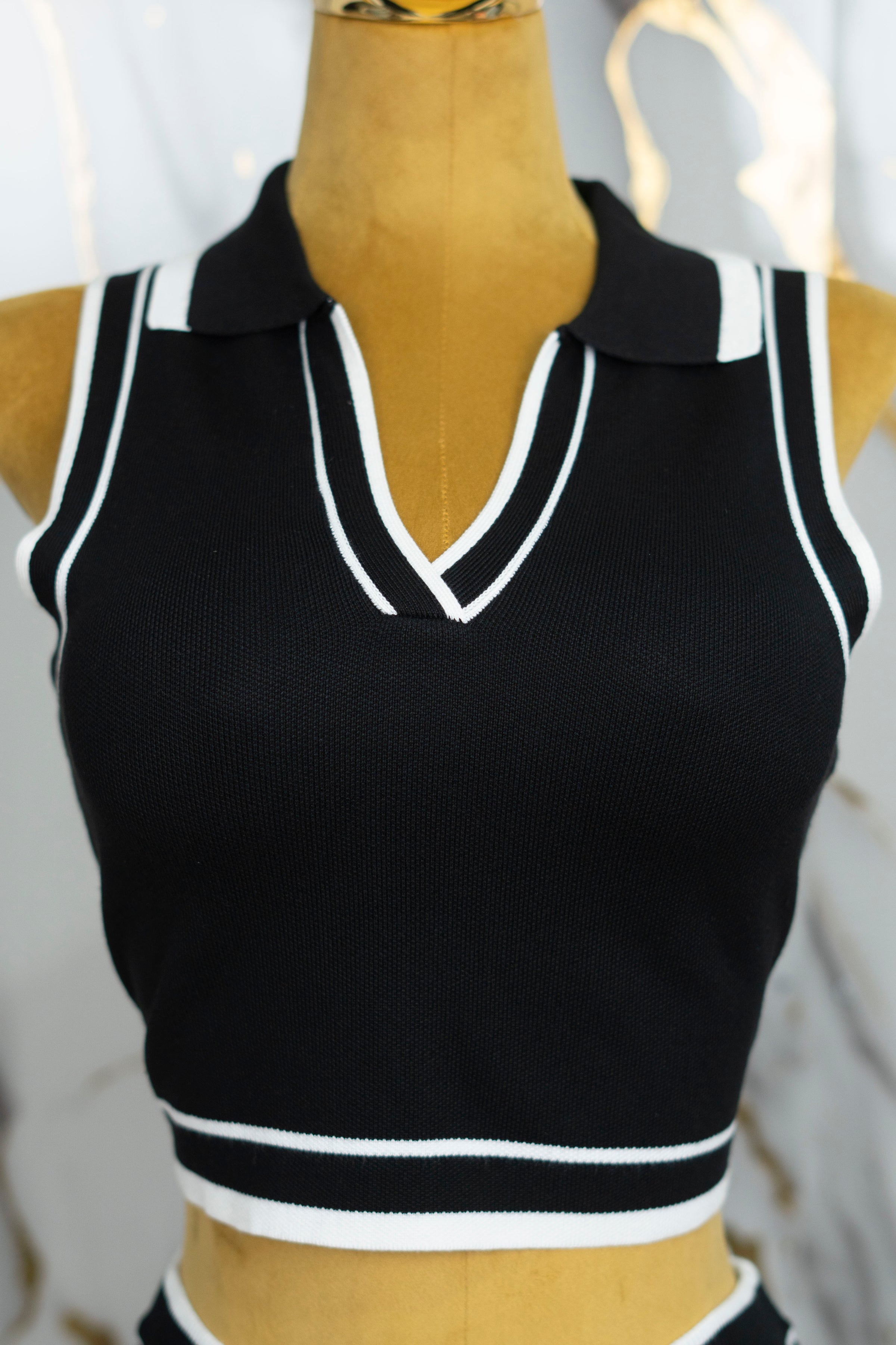 Conjunto casual de falda y blusa con cuello