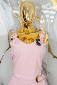 Conjunto con detalles en broches dorados