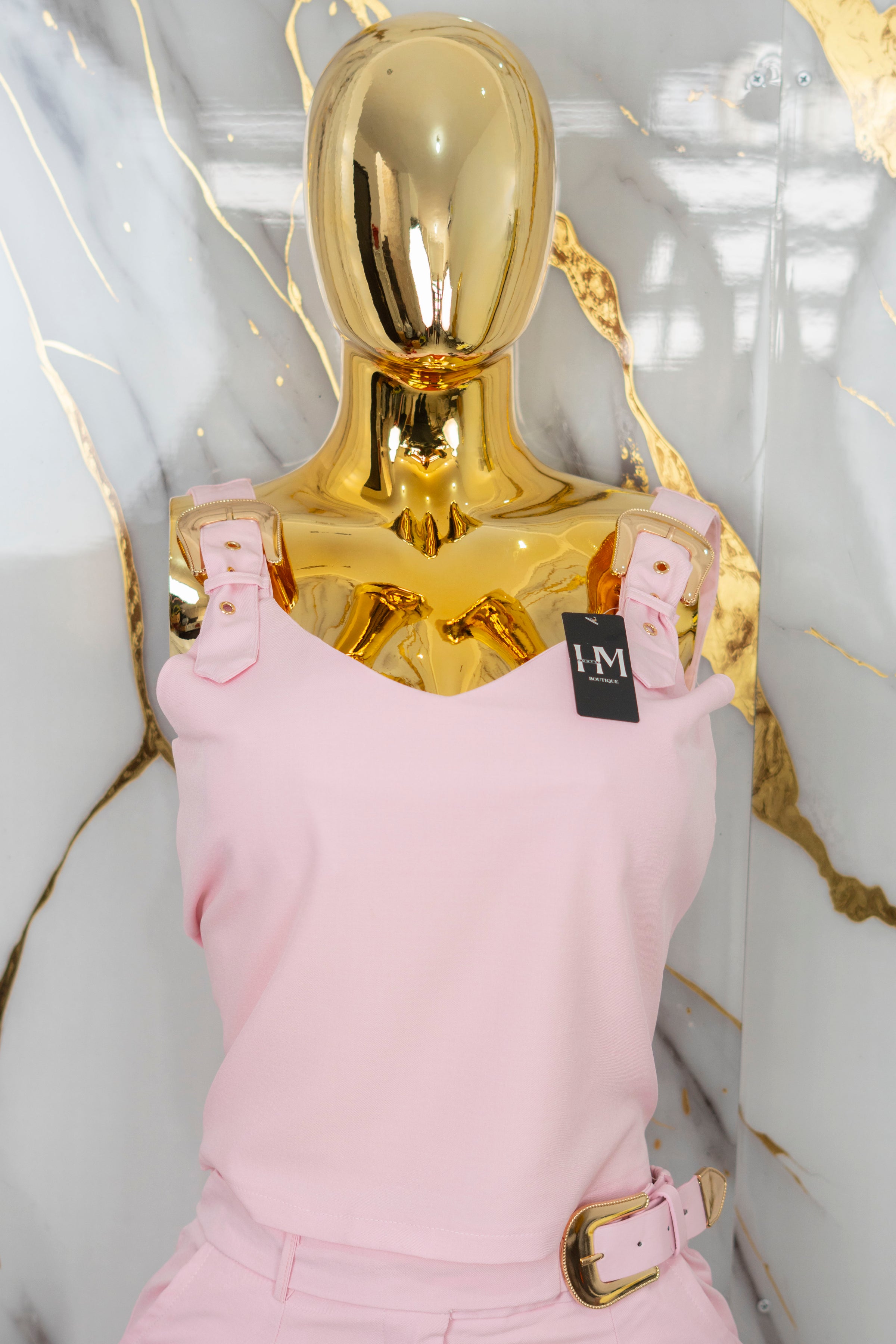 Conjunto con detalles en broches dorados