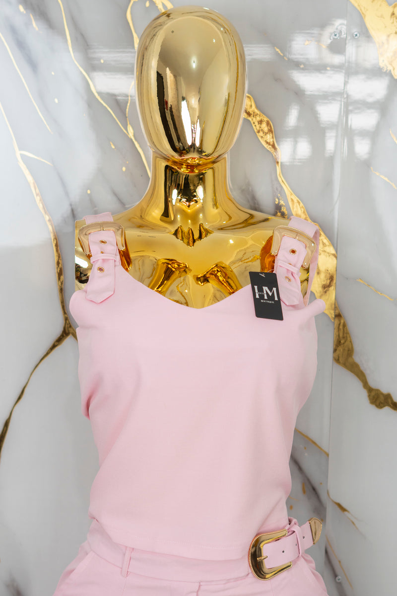 Conjunto con detalles en broches dorados