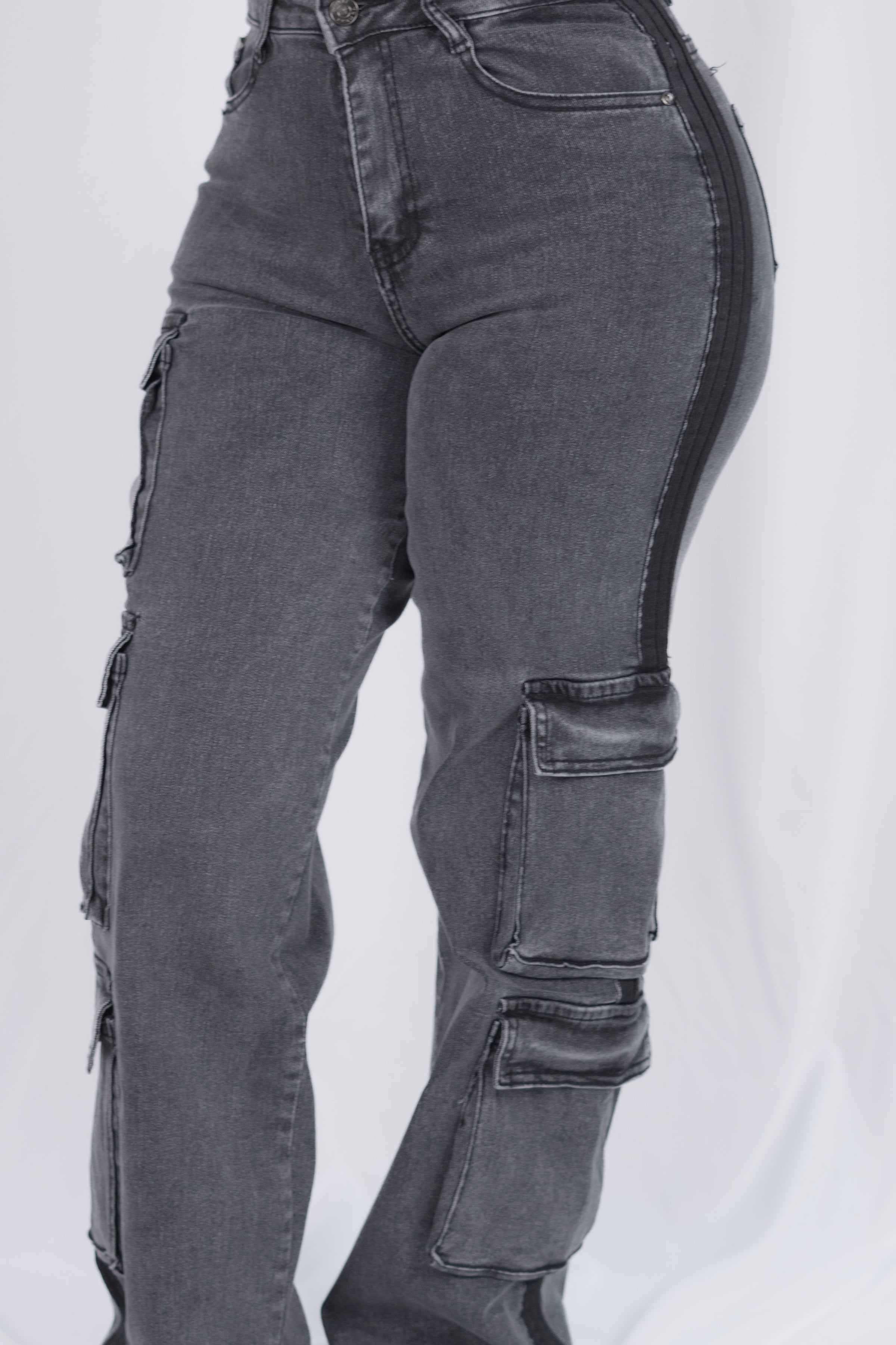 Pantalon cargo con rayas a los lados