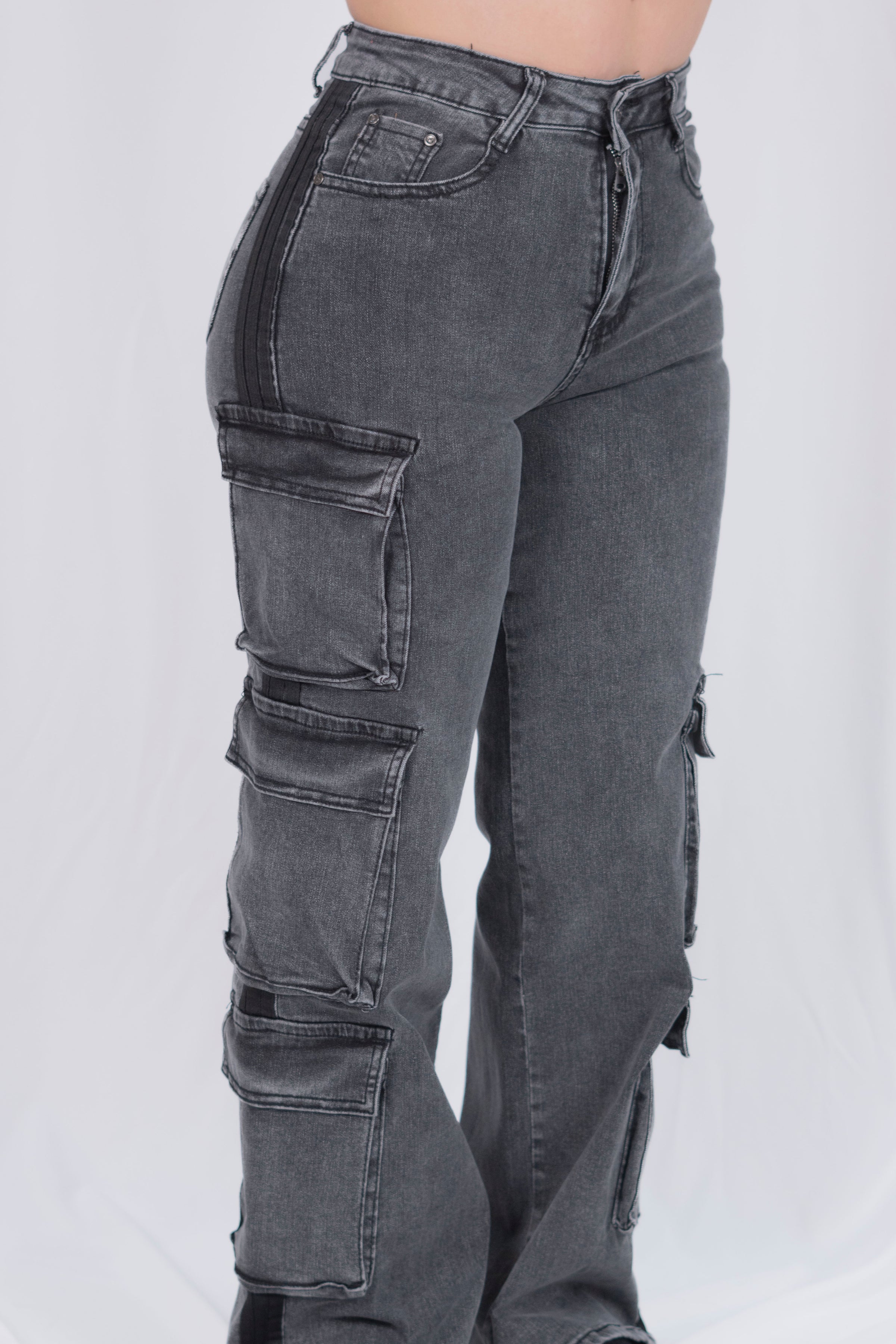 Pantalon cargo con rayas a los lados