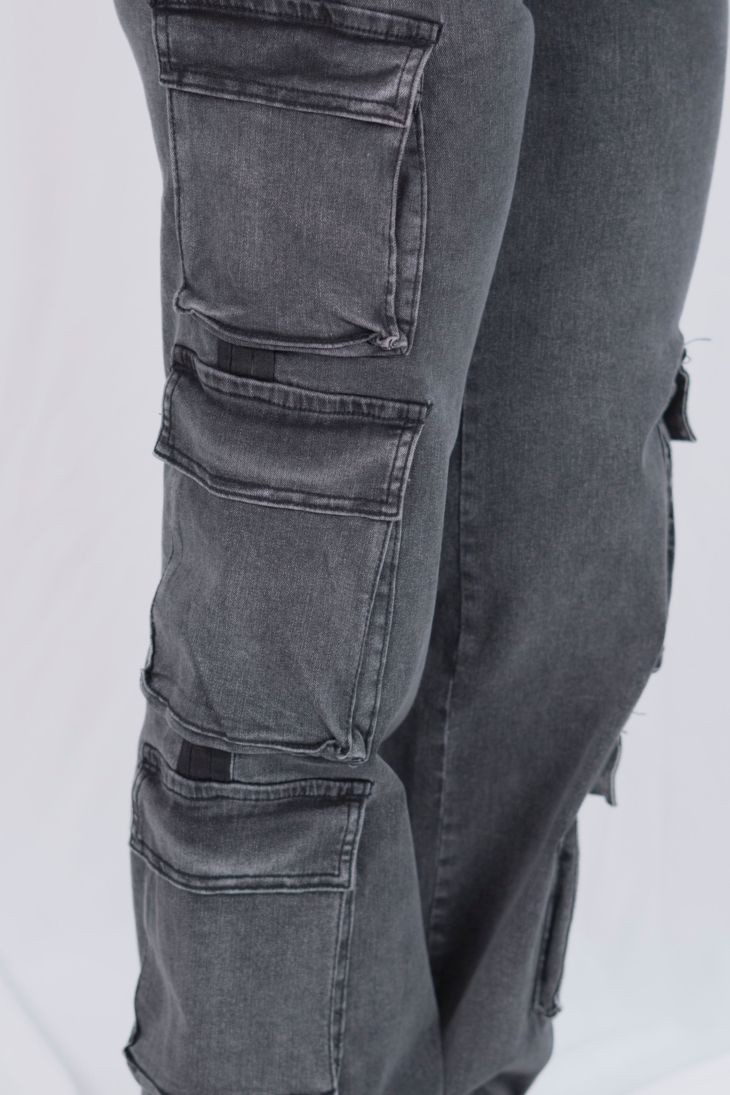 Pantalon cargo con rayas a los lados