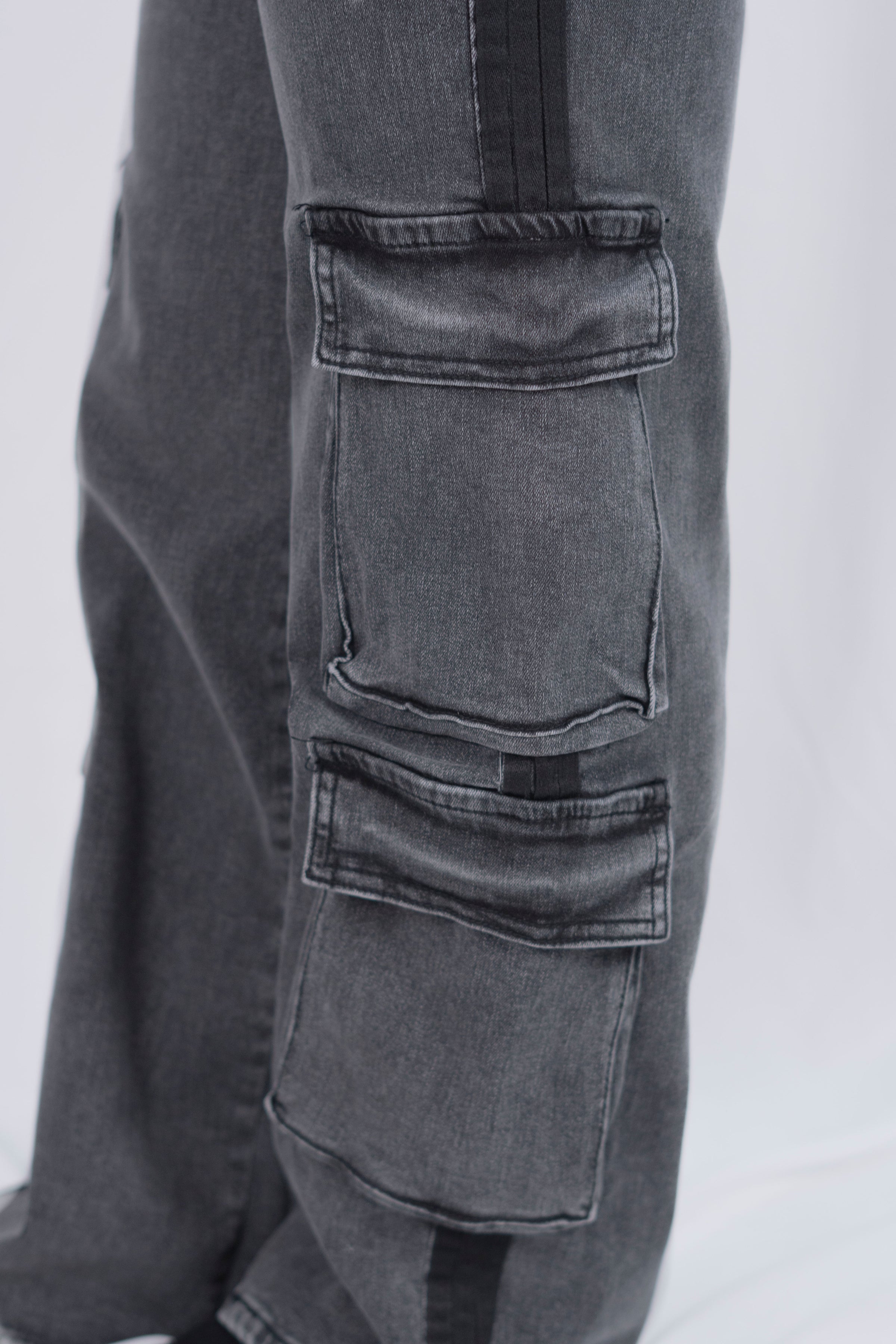 Pantalon cargo con rayas a los lados